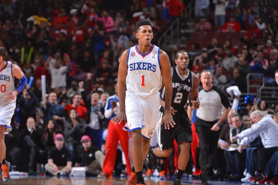 浓眉：弗拉格很会抓防守漏洞，我们的职责就是帮他创造机会（浓眉：弗拉格善于利用防守破绽，我们的任务是为他创造机会）