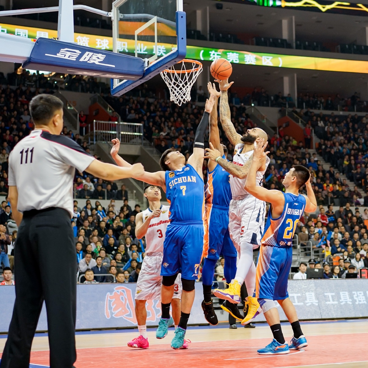 32岁前巴西国脚拉菲尼亚宣布退役，曾效力巴萨、巴黎、国米（32岁拉菲尼亚挂靴：前巴西国脚曾效力巴萨、巴黎、国米）