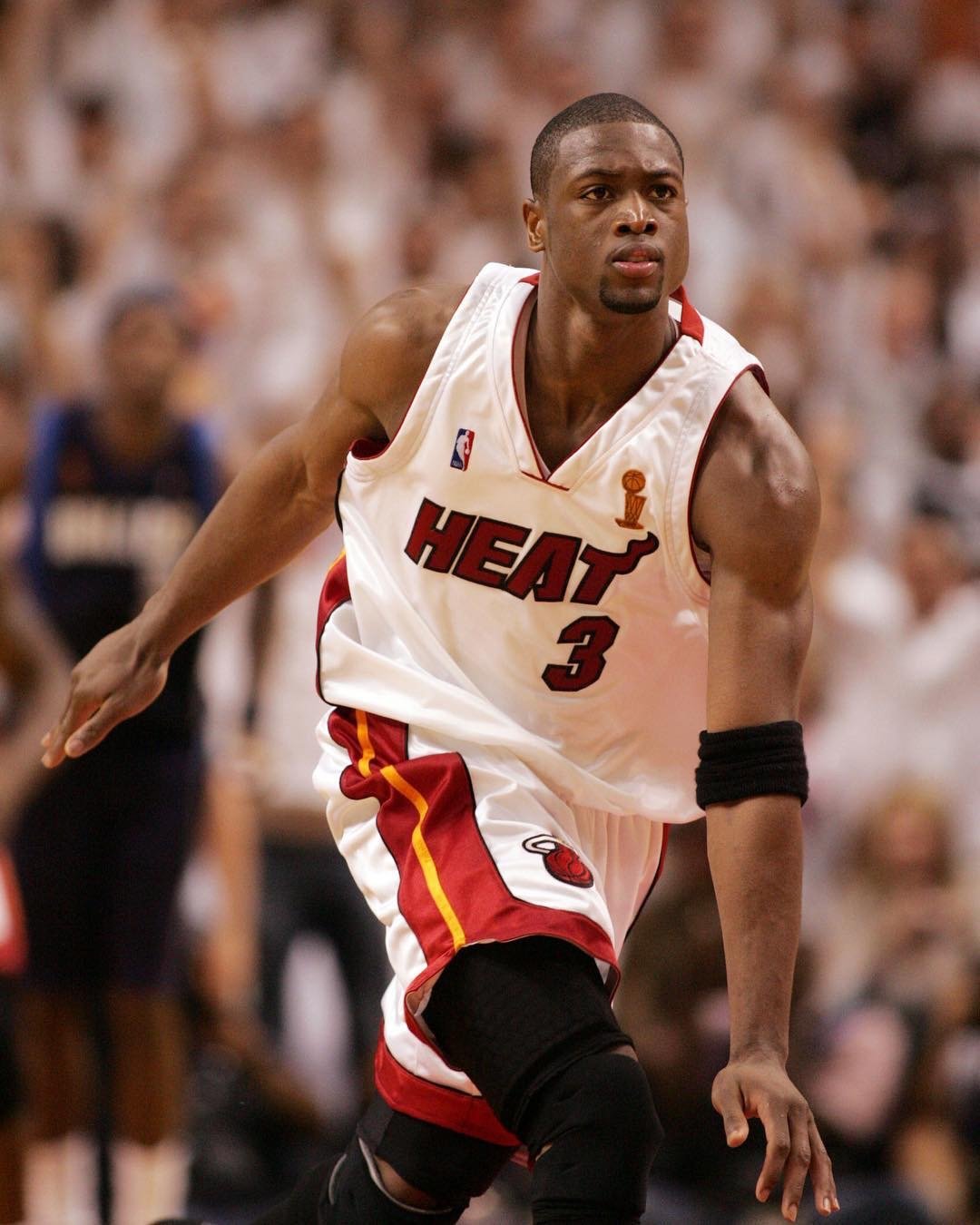 从埃夫勒街区到足球界巅峰：记登贝莱和乌帕梅卡诺的友谊（从埃夫勒街头到足坛之巅：登贝莱与乌帕梅卡诺的情谊）