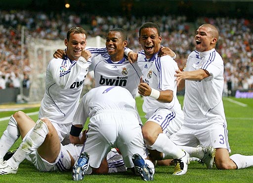 小海梅鞋没穿好照样能进三分，命中后自己娇羞一笑（小海梅鞋没穿稳仍命中三分，得手后羞涩一笑）