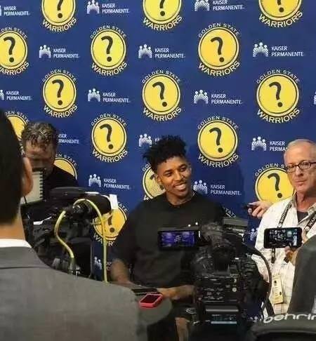 世体：特狮不想放弃在巴萨合同，但也静观其变未关闭离队大门（世体：特尔施特根倾向履行巴萨合同，但仍不排除离队可能）