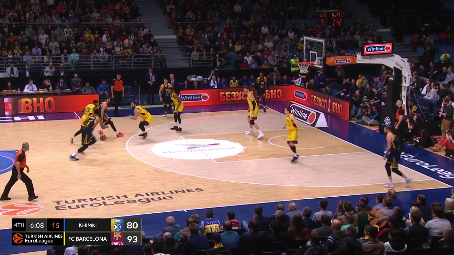 在与新西兰女足的友谊赛中，克尔受邀在一位球迷的孕肚上签名（友谊赛对阵新西兰女足，克尔受邀为球迷孕肚签名）