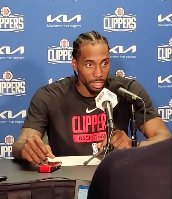 李璇：有个球队主帅最快明天官宣，下赛季应该能换个活法（李璇爆料：某队新帅最快明日官宣，下赛季或迎新气象）