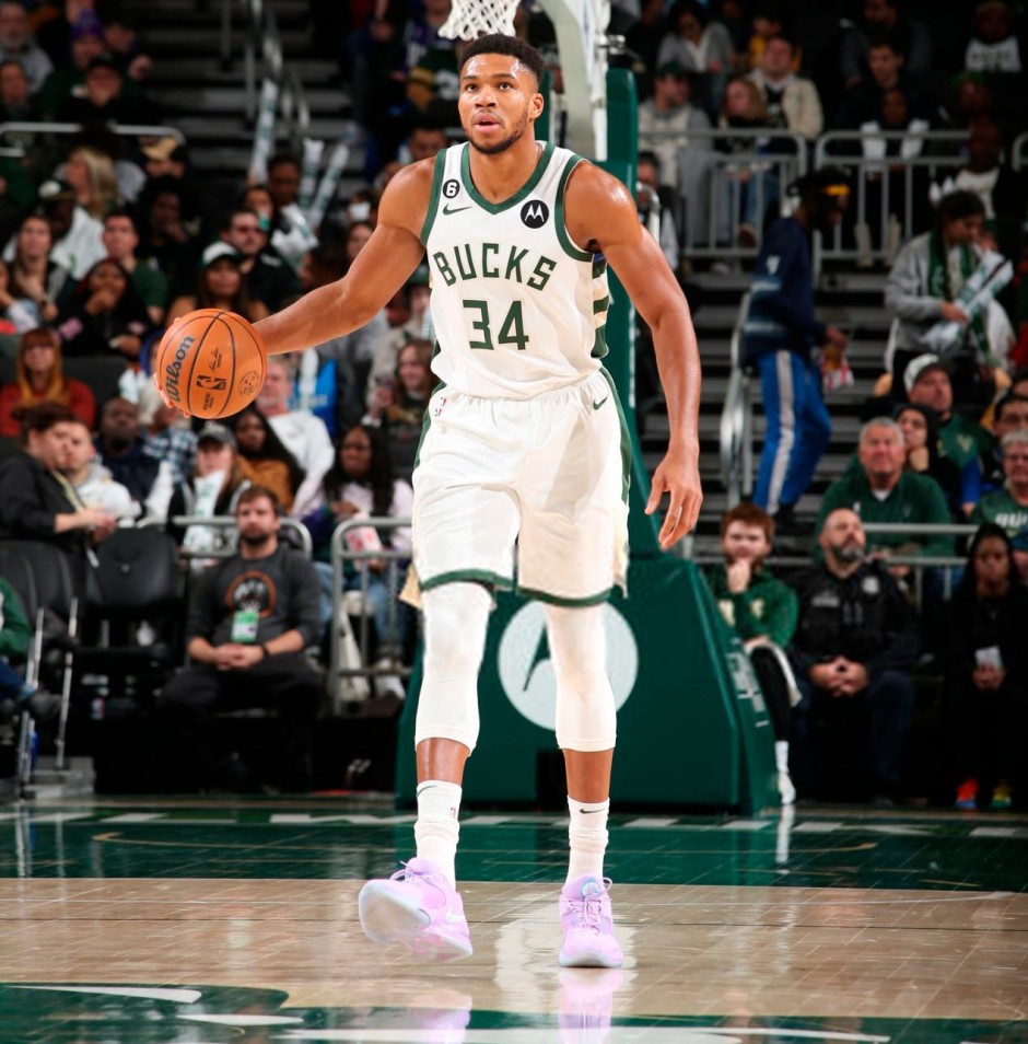 湖人詹姆斯关键三分锁定胜利（詹姆斯命中致胜三分，湖人锁定胜局）