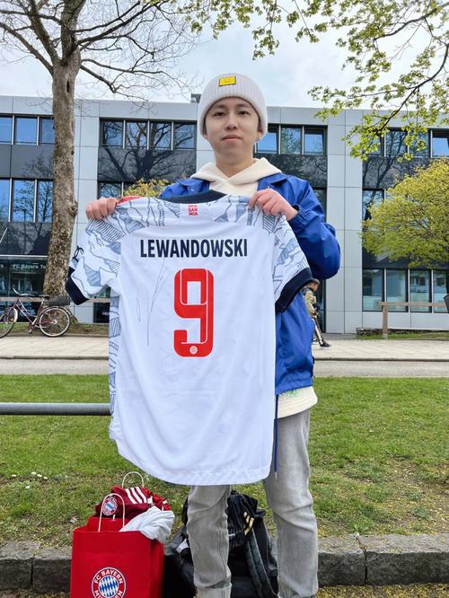 82岁前曼联球星中370万大奖 曾躲过慕尼黑空难（82岁前曼联名宿喜中370万大奖，曾在慕尼黑空难中幸存）