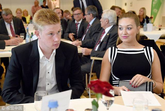 梅西社媒鼓励球队争冠：东部冠军到手，但我们还有决赛要踢（梅西社媒发声：东部封王已成，全队仍向决赛冲刺）