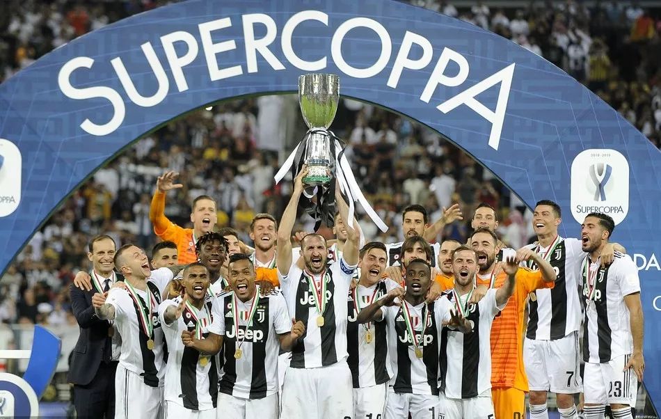 有何意味？萨拉赫社媒晒户外落叶景色图，并未配文（意味何在？萨拉赫社媒晒落叶户外景图，未附文字）